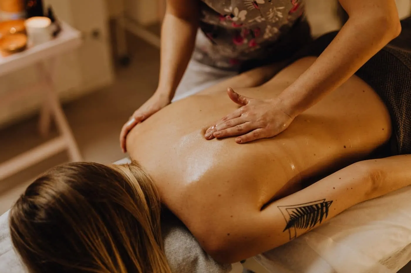 Le mani che lavorano, sotto la luce calda della cabina